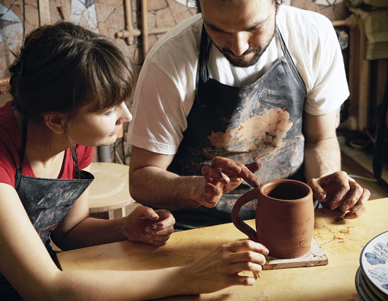 Χειροποίητα vs Μαζικής Παραγωγής: Γιατί το Handmade Αξίζει