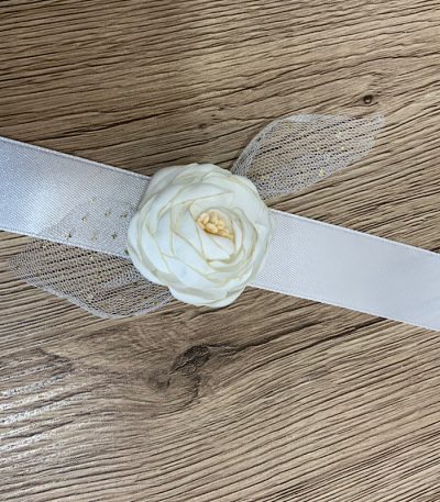 Βραχιολάκι για τις φίλες της νύφης με υφασμάτινο λουλούδι και λεπτομέρεια τουλι με χρυσό γκλίττερ