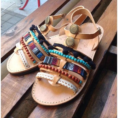 -boho-chic-dermatina-xeiropoihta-sandalia-ethnic-leptomeries-tirkouaz-petres-kafe-axaths