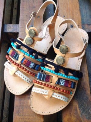 -boho-chic-dermatina-xeiropoihta-sandalia-ethnic-leptomeries-tirkouaz-petres-kafe-axaths (2)