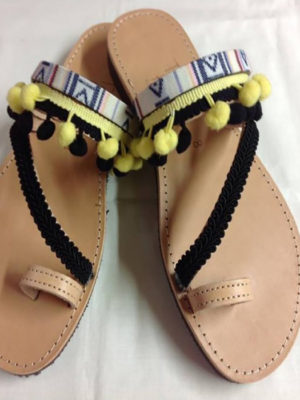 -boho-chic-dermatino-xeiropoihto-sandali-ethmic-tresses-mayro-kitrino-pon-pon