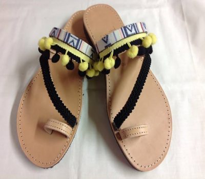 -boho-chic-dermatino-xeiropoihto-sandali-ethmic-tresses-mayro-kitrino-pon-pon