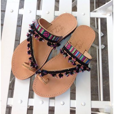 -boho-chic-dermtina-xeiropoihta-sandalia-mayro-pon-pon-ethnik-tresa-stras