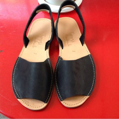 -dematino-xeiropoihto-mauro-sandali