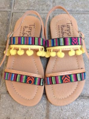 -dermatina-xeiropoihta-sandalia-boho-chic-ethnic-tressa-kitrino-pon-pon (1)