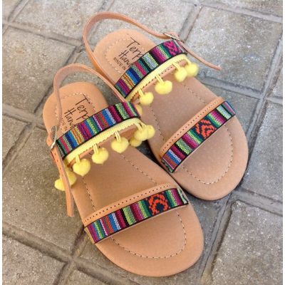 -dermatina-xeiropoihta-sandalia-boho-chic-ethnic-tressa-kitrino-pon-pon