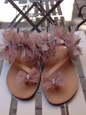 -dermatina-xeiropoihta-sandalia-fiogkakia-ekrou-sapio-mhlo-perles (1)