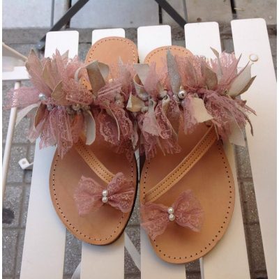 Δερμάτινα σανδάλια με φιογκάκια