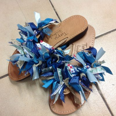 Χειροποίητη δερμάτινη σαγιονάρα με φιογκάκια