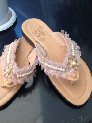 -dermatinh-xeiropoihth-sagionara-moka-dantela-perles-xruso-louloudi (1)