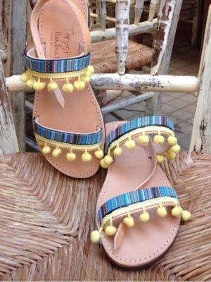 -dermatino-sandali-xeiropoihto-boho-chic-ethnic-tressa-kitrino-pon-pon (1)