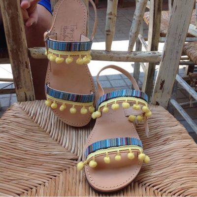 -dermatino-sandali-xeiropoihto-boho-chic-ethnic-tressa-kitrino-pon-pon
