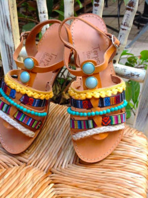 dermatino-xeiropoihto-sandali-boho-chic-ethnic-thesses-pon-pon-kai-petres-tirkouaz (1)