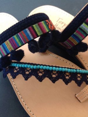 dermatino-xeiropoihto-sandali-boho-chic-mple-skouro-pon-pon-ethnic-tressa-mple-dandela-petres-tirkouaz (1)
