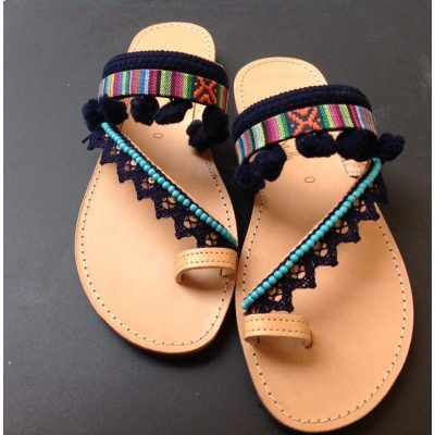 dermatino-xeiropoihto-sandali-boho-chic-mple-skouro-pon-pon-ethnic-tressa-mple-dandela-petres-tirkouaz
