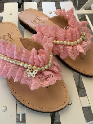 -padofla-sagionara-xeiropoihth-roz-dantela-ekru-perles-leukes-petaloudes-dermatinh (1)