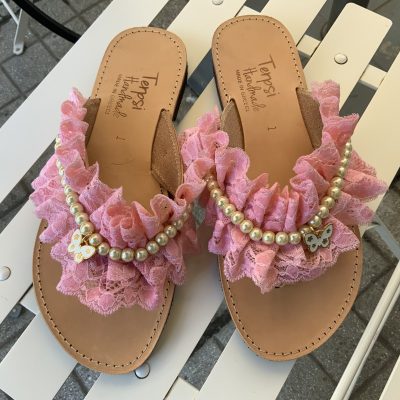 -padofla-sagionara-xeiropoihth-roz-dantela-ekru-perles-leukes-petaloudes-dermatinh