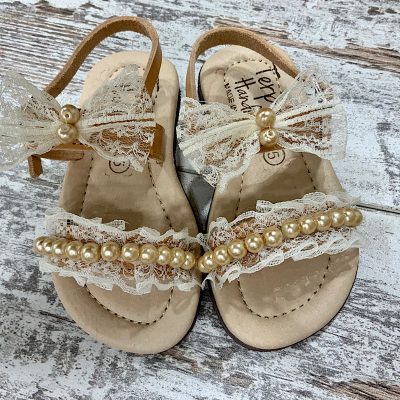 Σανδαλάκια με εκρού δαντέλα και χρυσές πέρλες