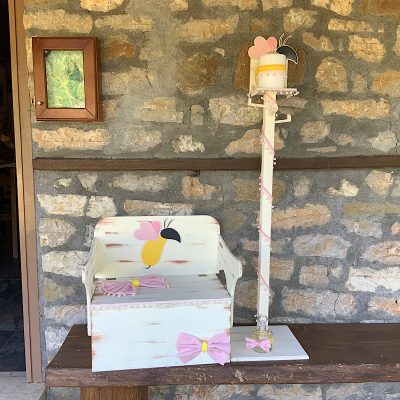 Πακέτο βάπτισης για κορίτσι με παγκάκι-θρανίο με θέμα «μέλισσα»