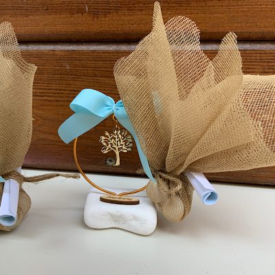 Μπομπονιέρα βάπτισης για αγόρι σε βότσαλο με επίχρυσο δέντρο της ζωής 