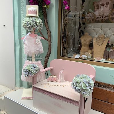 Πλήρες πακέτο βάπτισης για κορίτσι με crop top και φούστα , με παγκάκι θρανίο και καλόγερο βάπτισης