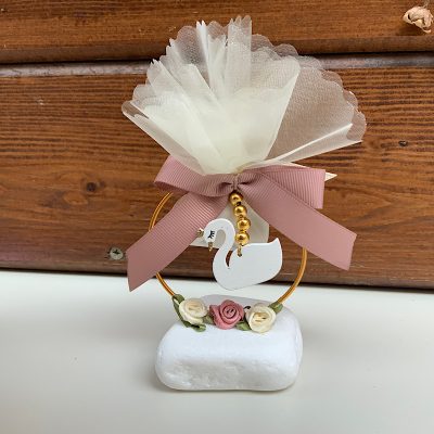 Μπομπονιέρα βάπτισης για κορίτσι , κύκνος σε χρυσό κρίκο επάνω σε βότσαλο 