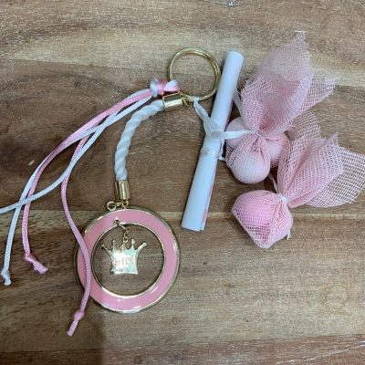 μπομπονιέρα βάπτισης μπρελόκ με κορόνα με χρυσές λεπτομέρειες