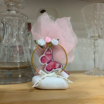 Μπομπονιέρα βάπτισης βότσαλο με χρυσό κρίκο και πεταλούδα