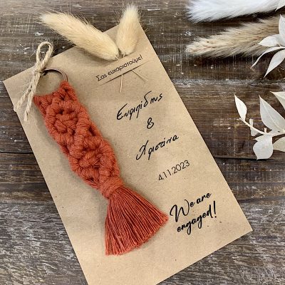 Αναμνηστικό μπρελόκ μακραμέ σε ευχαριστήρια κάρτα