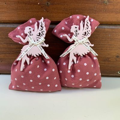 Μπομπονιέρα βάπτισης σε πουγκί με ξύλινη νεράιδα