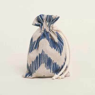 ΠΟΥΓΚΙ ΜΕ ΚΟΡΔΟΝΙ ΜΕ ΥΦΑΣΜΑ ΣΕ ΣΧΕΔΙΟ ΜΠΛΕ ΖΙΓΚΖΑΓΚ