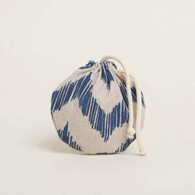 ΠΟΥΓΚΙ ΟΒΑΛ ΜΕ ΚΟΡΔΟΝΙ ΜΕ ΥΦΑΣΜΑ ΣΕ ΣΧΕΔΙΟ ΜΠΛΕ ΖΙΓΚΖΑΓΚ