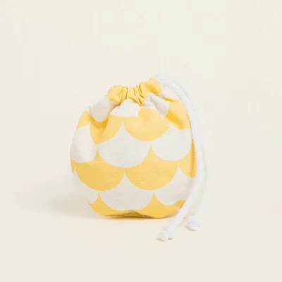 ΠΟΥΓΚΙ ΟΒΑΛ ΜΕ ΚΟΡΔΟΝΙ ΜΕ ΥΦΑΣΜΑ ΣΕ ΣΧΕΔΙΟ ΜΕ ΛΕΠΙΑ ΓΟΡΓΟΝΑΣ ΣΕ ΚΙΤΡΙΝΟ