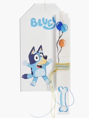 Πασχαλινή λαμπάδα με θέμα την Bluey. Η λαμπάδα είναι ζωγραφισμένη με πολύχρωμα μπαλόνια και διακοσμημένη με χρωματιστά κορδόνια .Στην ξύλινη ετικέτα της λαμπάδας απεικονίζεται η Bluey.
