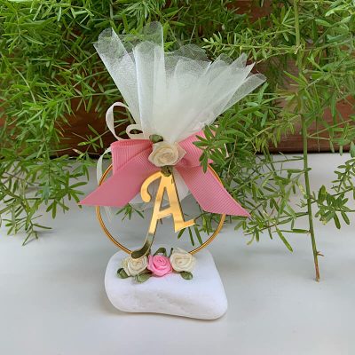 Μπομπονιέρα βάπτισης βότσαλο με μονόγραμμα χρυσό plexiglass