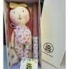 Πασχαλινή λαμπάδα με soft toy λαγουδάκι για κορίτσι . Μια πάνινη κούκλα είναι ένα προσεγμένο δώρο που ενθαρρύνει το παιδί να αναπτύξει τη φαντασία του. Χάρη στο χειροποίητο σχεδιασμό, κάθε παιδική δημιουργία My Tiny Box είναι μοναδική. Το λαγουδάκι έχει ύψος 30 εκατοστά . Τα υφάσματα είναι 100% βαμβακερά με πιστοποίηση Oeko-Tex Standard100. Το σώμα της έχει υποαλλεργικό fiberfill κατάλληλο για παιδιά. Τα χαρακτηριστικά του προσώπου της έχουν κεντηθεί στο χέρι. Φροντίδα: Απαλό πλύσιμο στο πλυντήριο (χαμηλές στροφές στυψίματος) ή στο χέρι. ΟΧΙ στέγνωμα σε στεγνωτήριο ρούχων.