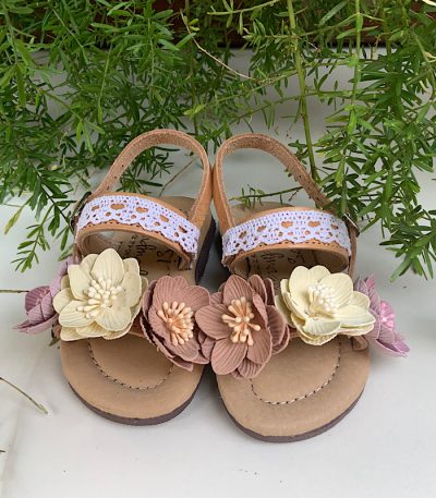 Παιδικά δερμάτινα σανδάλια , ελληνικής κατασκευής από υψηλής ποιότητας δέρμα , διακοσμημένα με βαμβακερή λευκή δαντέλα και λουλουδάκια σε εκρού , σομόν και σάπιο μήλο απόχρωση .