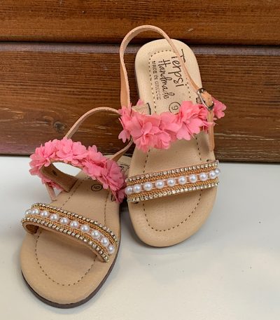 Παιδικά δερμάτινα σανδάλια , ελληνικής κατασκευής από υψηλής ποιότητας δέρμα , διακοσμημένα με κοράλλι λουλουδάκια , πέρλες και στρας . 