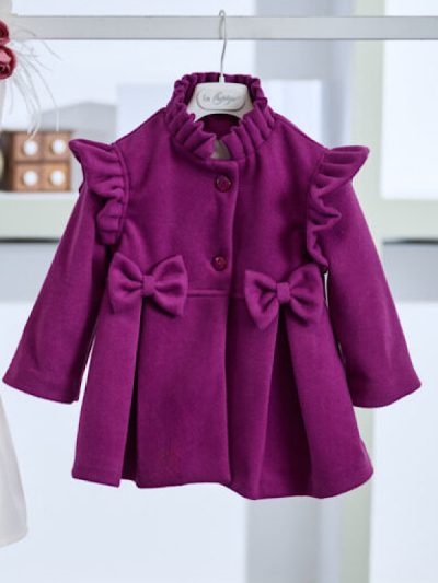 Υπέροχο παλτό με πατρόν εμπνευσμένο από την Βικτωριανή εποχή, στην απόχρωση της ματζέντας. Μαλακό, βελούρ διαγωνάλ ύφασμα έχει χρησιμοποιηθεί για αυτό το παλτουδάκι. Μικρές λεπτομέρειες όπως ο μάο γιακάς, το λοξό βολάν στα μανίκια, οι φιόγκοι στο κορσάζ αλλά και οι κουφόπιετες αποδίδουν μια μοναδικότητα στην σύνθεση αυτή. Ταιριαστό με όλα τα φορέματα της συλλογής.