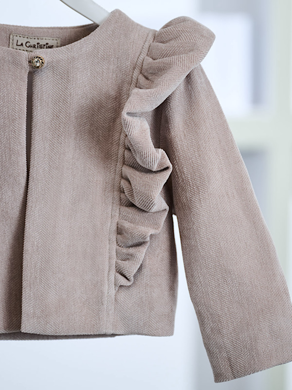 Η απόλυτη χειμερινή πρόταση για βάπτιση, μπολερό σε chic γραμμή από φανταστικό βελούρ διαγωνάλ, ψαροκόκαλο ύφασμα σε απόχρωση του σάπιου μήλου. Φανταστικό λοξό βολάν διακοσμεί τα μανίκια αλλα και το κορσάζ δίνοντας την τέλεια ένταση. Ένα μπολερό με vintage ύφος, που μπορεί να συνοδεύσει τέλεια όλα τα φορέματα της συλλογής.