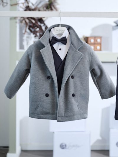 Ένα βελούρ διαγωνάλ παλτό, τύπου μοντγκόμερι σε γκρι αποχρώση, σετάρετε υπέροχα με το άνετο παντελόνι, από μαλακό πικέ ύφασμα. Το σύνολο ολοκληρώνεται