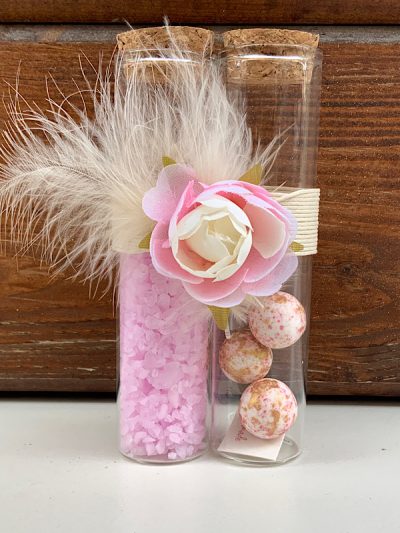 Διπλός γυάλινος σωλήνας με 5 κουφέτα choco crispy Χατζηγιαννάκη και άλατα μπάνιου διακοσμημένη με υφασμάτινο λουλούδι και φτερό .  Διαθέσιμη σε πολλές αποχρώσεις. Για οποιαδήποτε αλλαγή επικοινωνήστε μαζί μας 