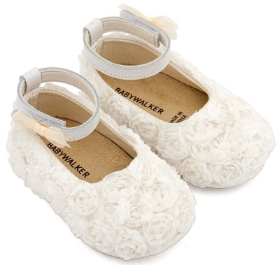 Υφασμάτινη μπαλαρίνα διακοσμημένη με chiffon λουλούδια, σε λευκό χρώμα