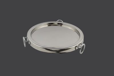 Δίσκος κυκλικός,  σε χρώμα ασημί . Ο δίσκος είναι μεταλλικός και διακοσμημένος με μεταλλικούς κρίκους για πόδια.