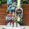 Πασχαλινή χειροποίητη αρωματική λαμπάδα “roblox” σε ξύλινο ταμπλό με βάση . Ύψος 30 εκατοστά 