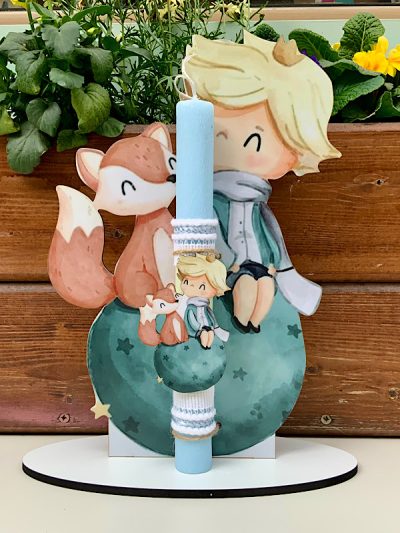 Πασχαλινή χειροποίητη αρωματική λαμπάδα Μικρός Πρίγκιπας σε ξύλινο διακοσμητικό ταμπλό με βάση . Ύψος 30 εκατοστά 