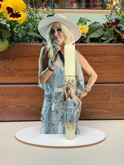 Πασχαλινή αρωματική λαμπάδα σε ξύλινο ταμπλό με την τραγουδίστρια Άννα Βίσση  Ύψος 30 εκατοστά 