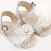 Δερμάτινο πέδιλο διακοσμημένο με χειροποίητο λουλούδι με πούπουλα, σε λευκό χρώμα