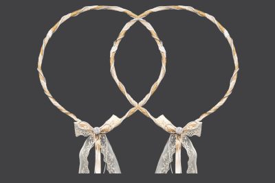 τέφανα γάμου ρομαντικά διακοσμημένα με λινάτσα εκρού δανδέλα και ασημή μέταλλο.