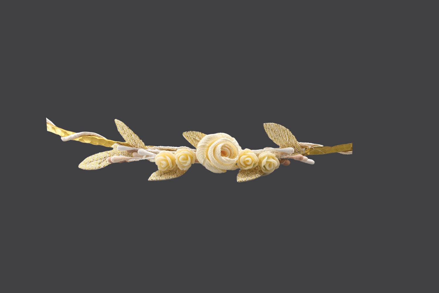 Στέφανα γάμου vintage. Αποτελείται από χρυσή σαγρέ βέργα και είναι διακοσμημένα με σκοινί ιβουάρ, λουλούδια ιβουάρ πορσελάνινα και  υφασμάτινα σε απόχρωση σάπιου μήλου.